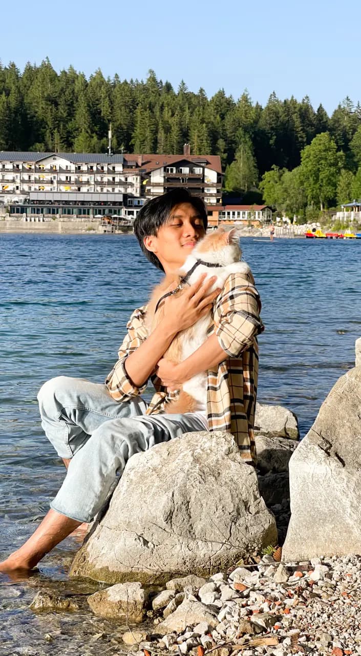 Nabil with his cat Floki at Eibsee, Germany